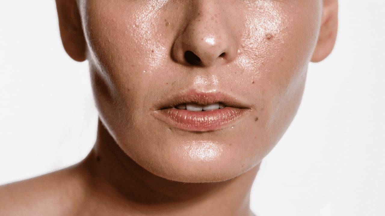 Oily Skin Care: তৈলাক্ত ত্বক ভাল রাখতে গেলে অয়েল কন্ট্রোল প্রসাধনী ব্যবহার করাই কি যথেষ্ট? জানুন