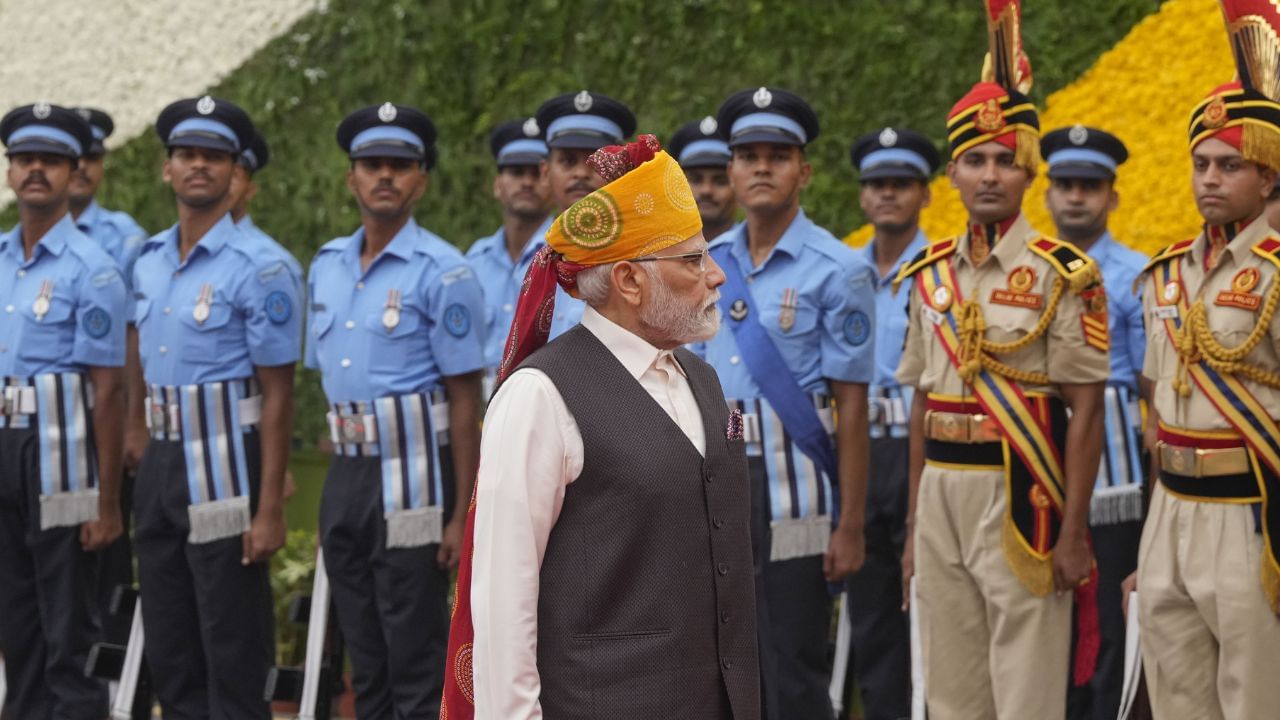 Guard of Honour to PM: লালকেল্লায় প্রধানমন্ত্রীকে 'গার্ড অফ অনার' দেওয়ার সময় বাজল বাংলা গানের সুর