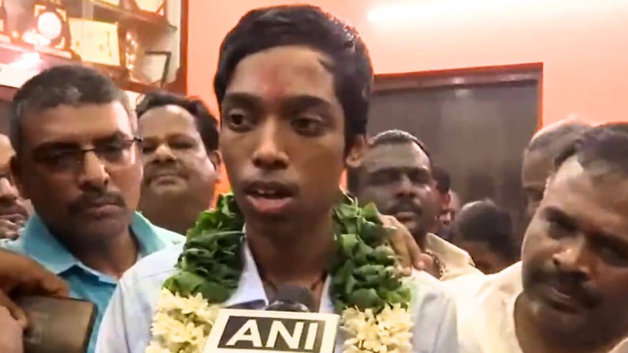 R Praggnanandhaa : দাবা বিশ্বকাপ মাতিয়ে ঘরে ফিরলেন প্রজ্ঞানন্দ, চেন্নাইয়ে গ্র্যান্ড ওয়েলকাম