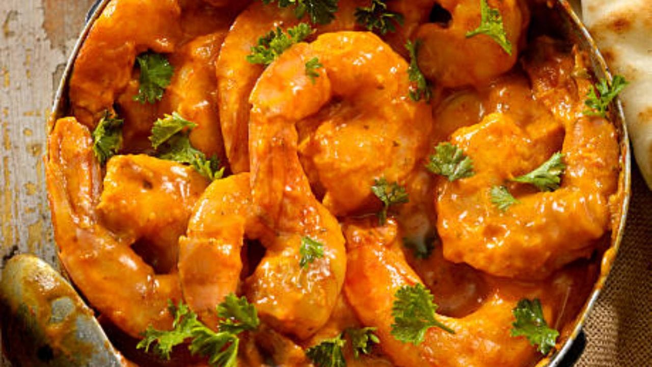 এবার কাঁচালঙ্কা কুচি দিন। কষাতে কষাতে নুন, হলুদ দিয়ে দিতে হবে। একটু জল দিয়ে কষিয়ে আদা বাটা দিন। 