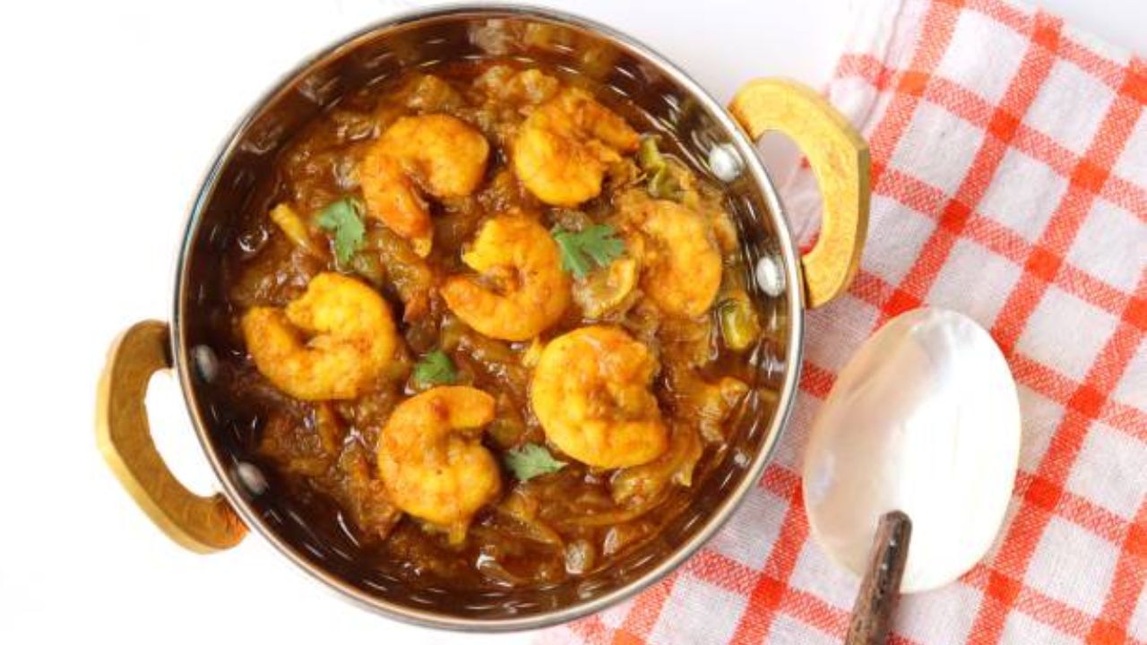 এক্ষেত্রে বল বানাতে কুচো চিংড়ি ব্যবহার করুন। এই চিংড়ির মধ্যে সামান্য বেসন, কাঁচালঙ্কা কুচি, পেঁয়াজ কুচি আর খুব অল্প চালগুঁড়ি দিয়ে মেখে বল আকারে গড়ে নিন। 