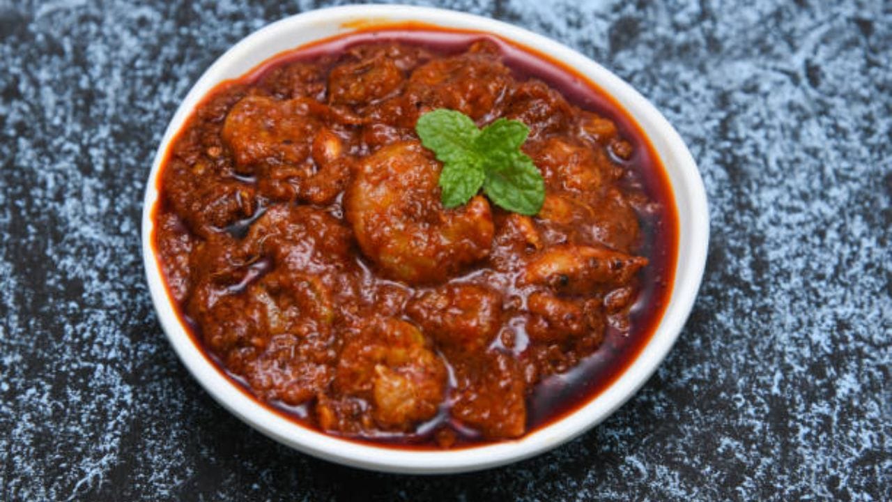 এবার জিরে বাটা, শুকনো লঙ্কা বাটা দিয়ে কষিয়ে নিন। তেল ছাড়লে নারকেল আর দুধ একসঙ্গে বেটে এক কাপ মতো মিশিয়ে দিতে হবে। স্বাদমতো নুন-চিনি দিন। 