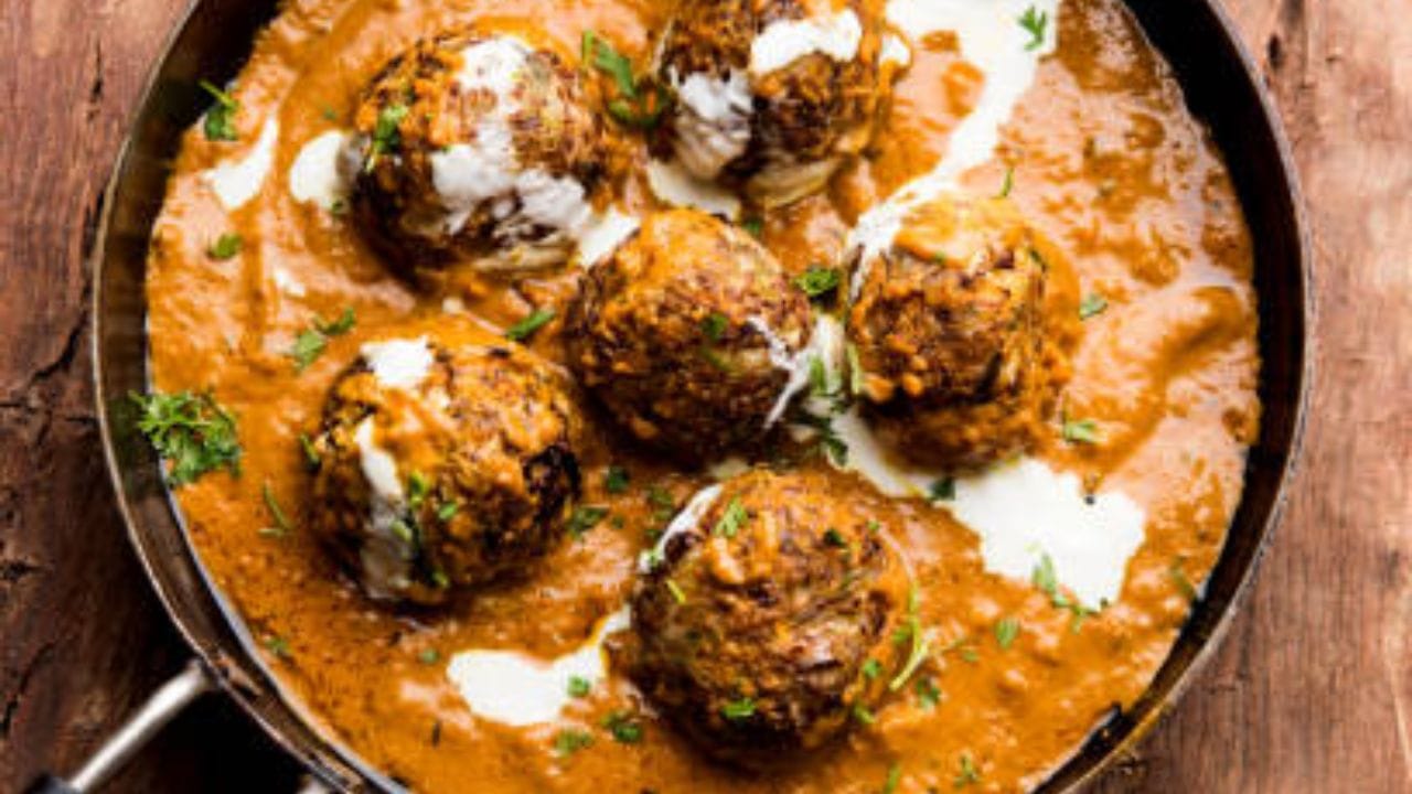 এবার এই বল গ্রেভির মধ্যে মিশিয়ে দিন। সামান্য ঘি ছড়িয়ে দিলেই তৈরি তরকারি। 