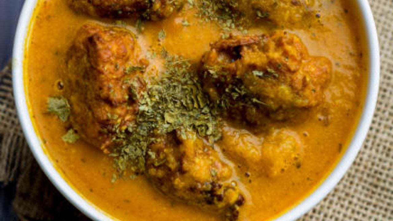 এবার তা তেলের মধ্যে লালচে করে ভেজে তুলে রাখতে হবে। এই বল খেতে খুবই সুস্বাদু হয়। আর তাই এই বড়া লুকিয়ে রাখবেন। 