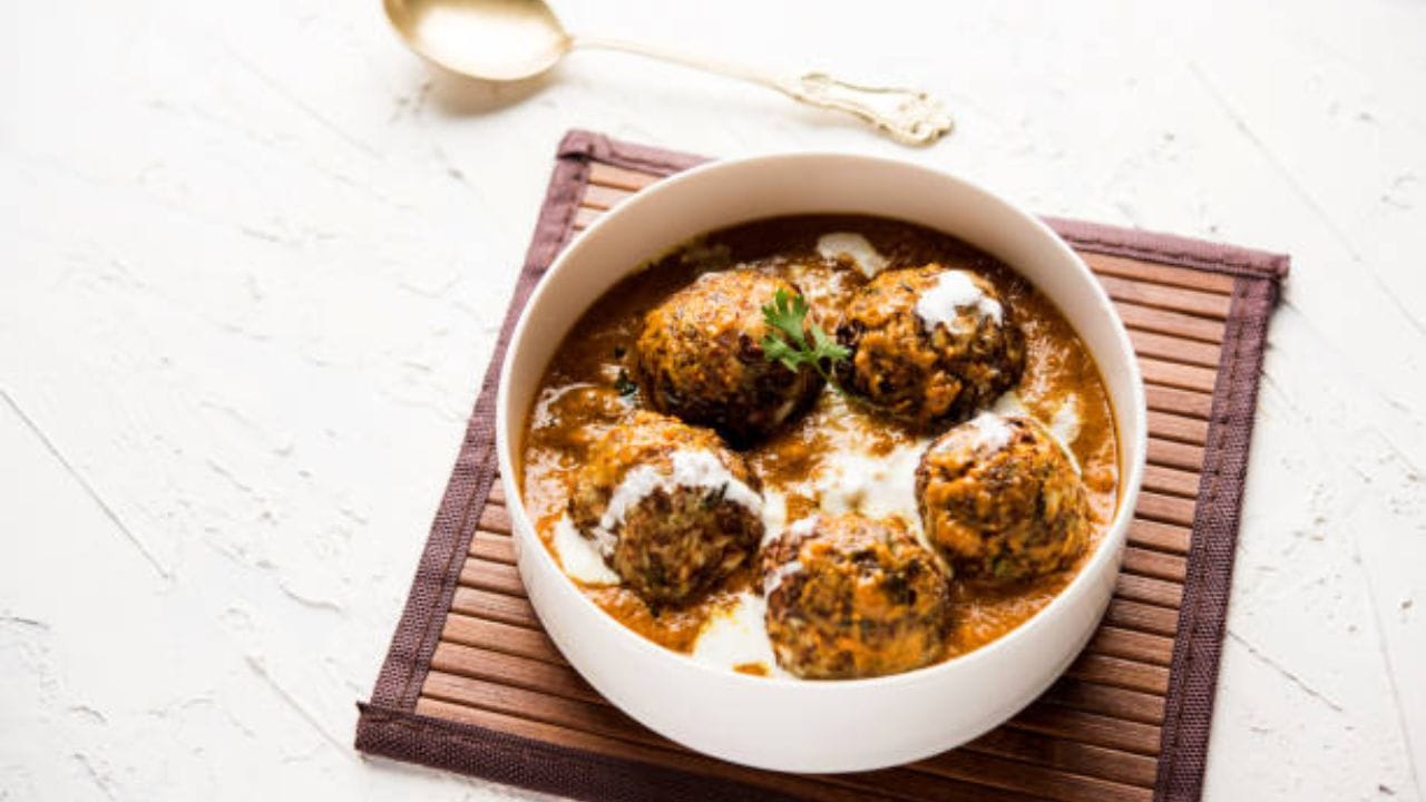 এই রান্নাটা খানিকটা চিংড়ির মালাইকারির মতই হয়ে থাকে। গ্রেভি ফুটে এলে ভেজে রাখা চিংড়ির বলগুলো মিশিয়ে দিতে হবে। 