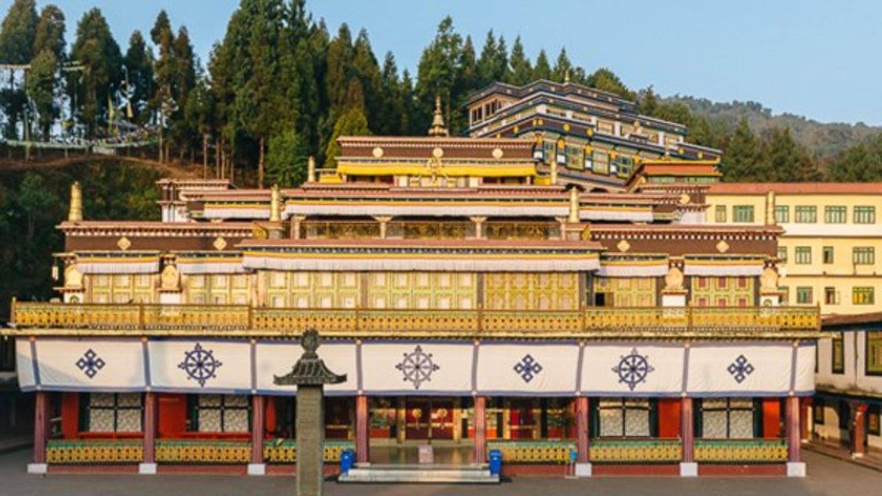 Sikkim: পুজোয় সিকিম যাচ্ছেন? লিস্টে রাখুন রাজ্যের সর্ববৃহৎ বৌদ্ধ মঠ