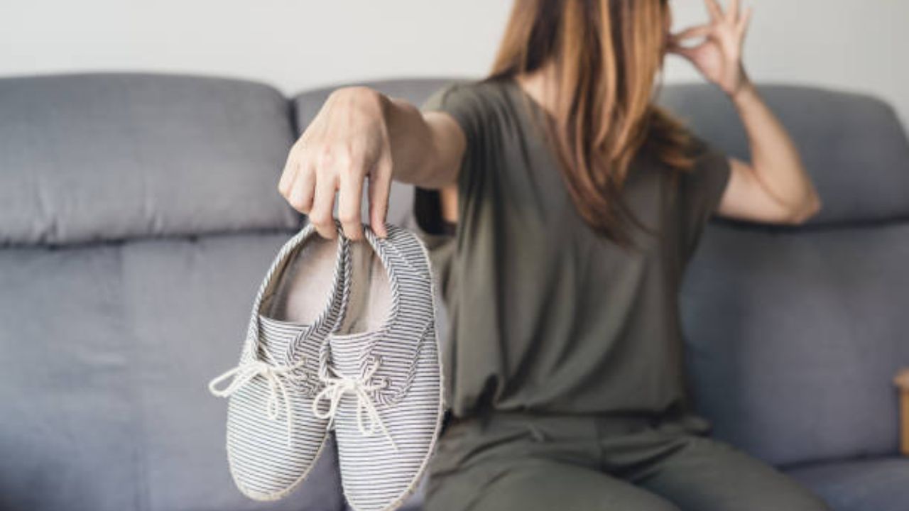 কাদা জলে পা দিয়ে জুতো থেকে দুর্গন্ধ ছাড়ছে? কাজে আসতে পারে চা পাতা। চা পাতা জুতোর ভিতর একদিন রেখে দিন। এতে এক ফোঁটা এসেনশিয়াল অয়েল ঢেলে দিন। দেখবেন জুতোর দুর্গন্ধ কেটে গিয়েছে।