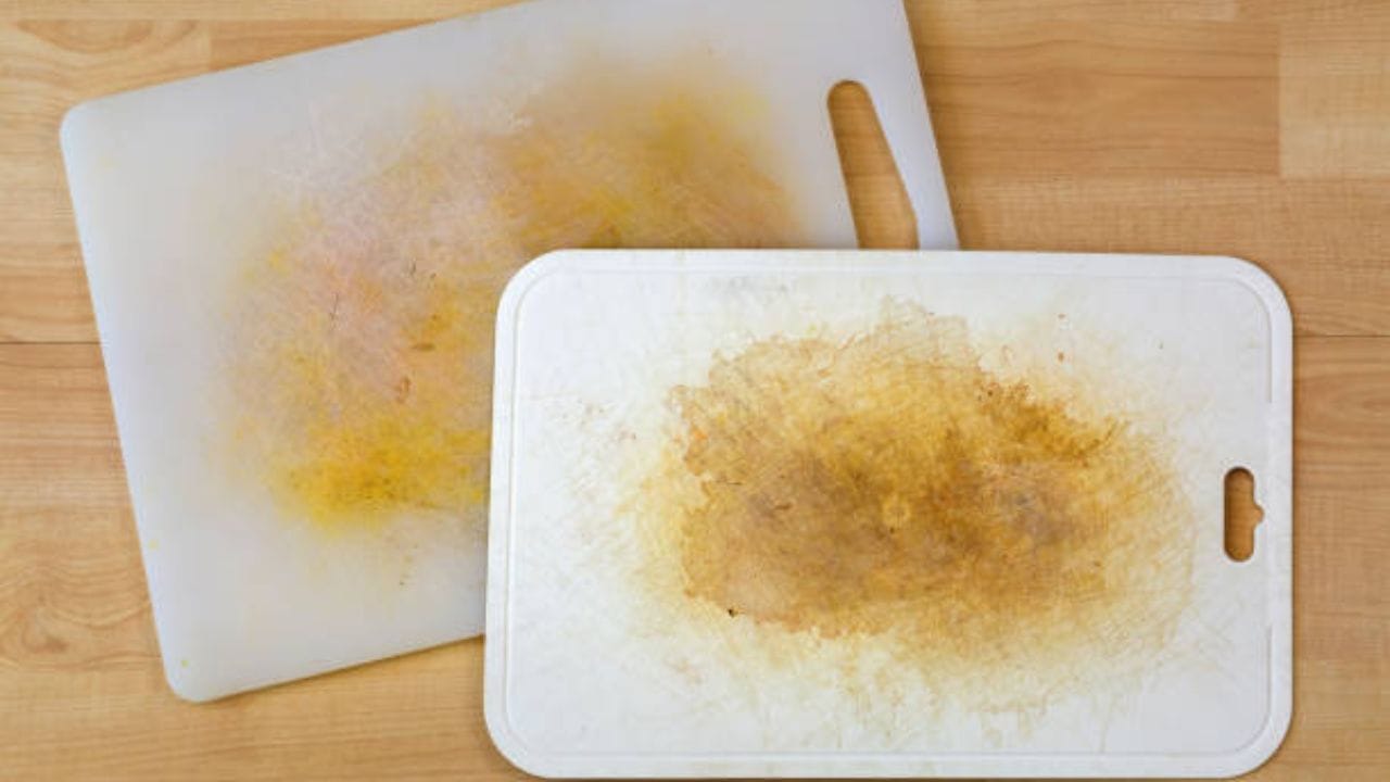 সবজি কাটার বোর্ডে কালচে দাগ? চপিং বোর্ড থেকে দাগ তুলতে ব্যবহার করুন চা পাতা। এক কাপ জলে চা পাতা ফুটিয়ে নিন। তারপর ওই জলে লেবুর রস ও বাসন মাজার তরল সাবান মিশিয়ে দিন। এই মিশ্রণটি দিয়ে চপিং বোর্ড পরিষ্কার করুন। 