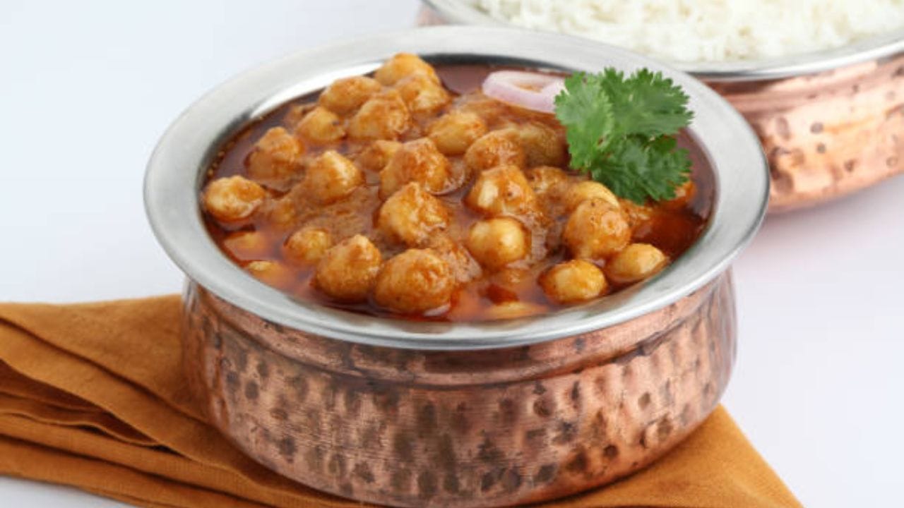 ব্যবহার করা চা পাতা জলে কিছুক্ষণ ভিজিয়ে রাখুন। চানামশলা রান্না করার সময় চায়ের ভেজানো জলটা ছেঁকে নিয়ে মিশিয়ে দিন। এতে চানামশলার স্বাদ বাড়বে। পাশাপাশি রঙও হবে গাঢ়।