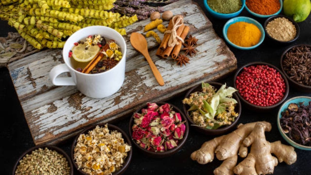 চায়ে এলাচ, দারুচিনি, লবঙ্গের মতো মশলা মিশিয়ে খেতে পারেন। এসব মশলা চায়ের পুষ্টিগুণ বাড়িয়ে তোলে। এছাড়া আপনি যদি ভেষজ চা খেতে পারেন, তাহলে সেটা স্বাস্থ্যের জন্যও আরও উপকারী।