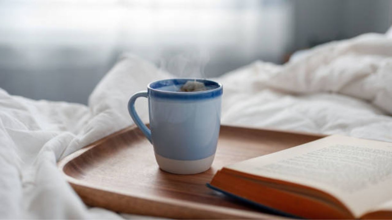 ঘুমোতে যাওয়ার সময় চা এড়িয়ে চলুন। রাতে ঘুমোতে যাওয়ার আগে চা খেলে হরমোনের ভারসাম্যহীনতা দেখা দেয়। পাশাপাশি অনিদ্রার সমস্যা দেখা দিতে পারে। 