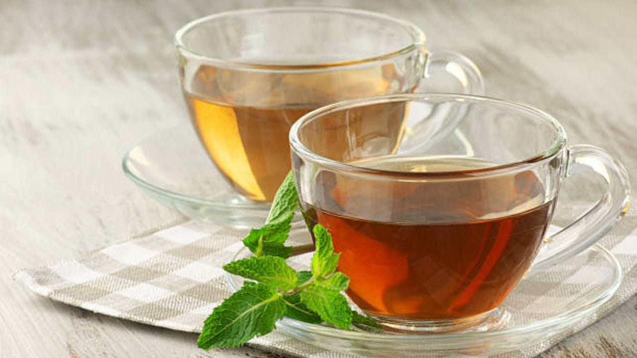 ওজন কমাতে গেলে দিন ৩-৪ কাপ চা খাওয়ার দরকার নেই। দিনে দু'বারের বেশি চা খাবেন না। এতে চায়ের মধ্যে থাকা ক্যাফেইন ক্ষতিকারক প্রভাব ফেলতে পারে।