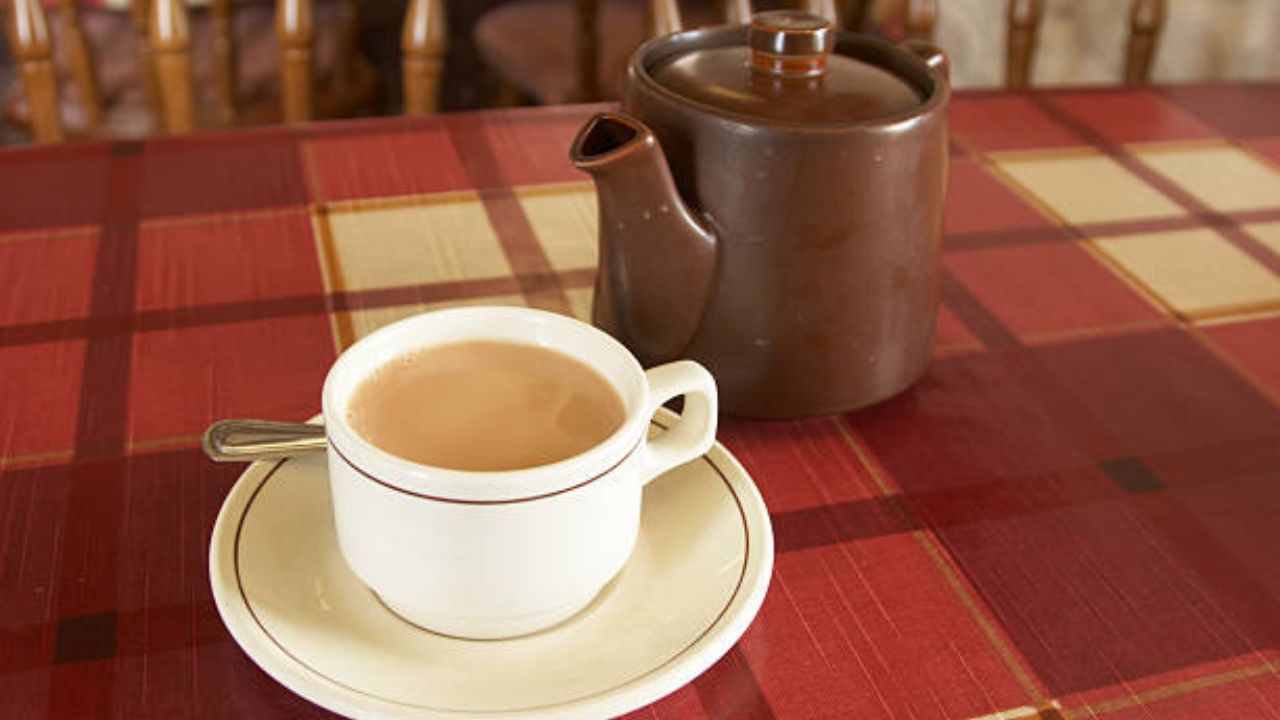 বেশিরভাগ মানুষের দিন শুরু হয় চায়ের কাপে চুমুক দিয়ে। কেউ ব্ল্যাক টি খান। আবার কেউ দুধ-চা। কেউ চিনি ছাড়া চা খান আবার কেউ আদা-এলাচ দিয়ে। কিন্তু ওজন কমাতে গেলে কীভাবে চা খাওয়া উচিত, জানেন?