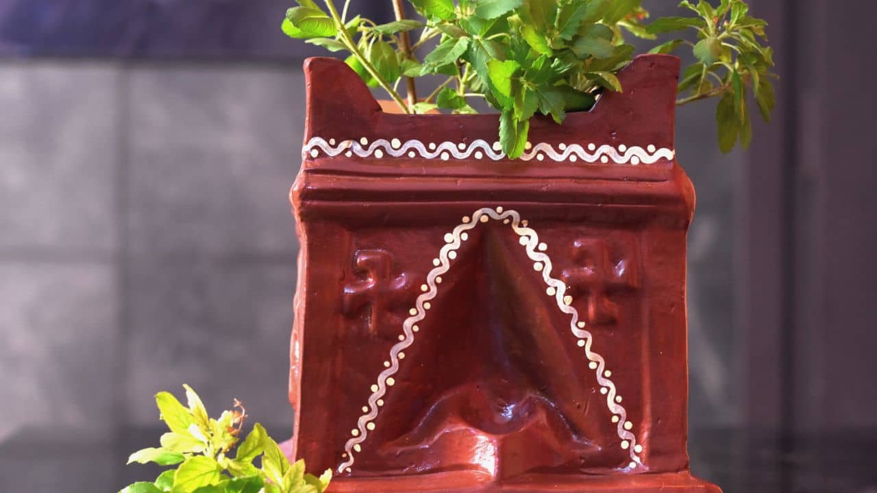 Vastu Tips: তুলসী মঞ্চের কাছে এই জিনিস রাখলেই তেড়ে আসবে বিপদ! সব হারিয়ে পথে বসতে হতে পারে রাতারাতি
