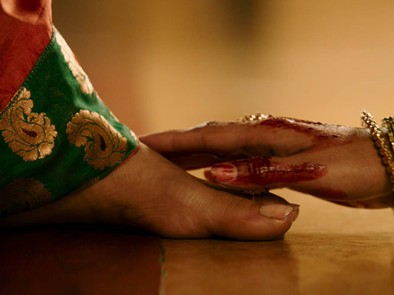 Hindu Tradition: কোন অবস্থায় থাকলে গুরুজনের পা ছুঁয়ে কখনও প্রণাম করবেন না? রয়েছে বৈজ্ঞানিক ব্যাখ্যাও