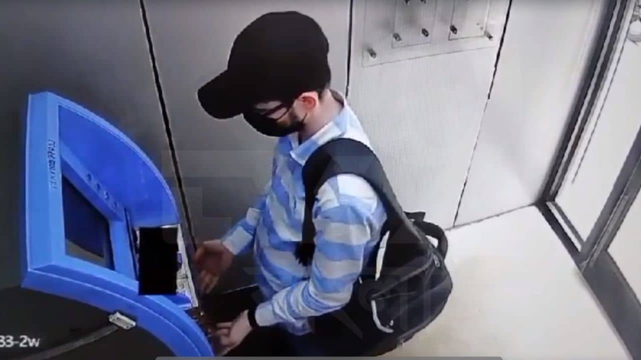 ATM theft Case: লোহার ডিভাইস লাগিয়ে ATM থেকে তোলা হচ্ছে টাকা! হাওড়ায় হাতেনাতে ধরল পুলিশ