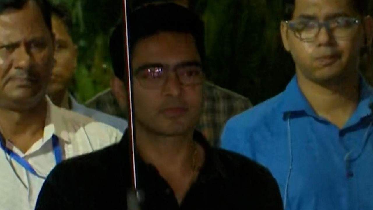 Abhishek Banerjee: ইডির ৯ ঘণ্টার ম্যারাথন জিজ্ঞাসাবাদ সামলে সিজিও থেকে বেরলেন অভিষেক Abhishek Banerjee: ইডির ৯ ঘণ্টার ম্যারাথন জিজ্ঞাসাবাদ সামলে সিজিও থেকে বেরলেন অভিষেক