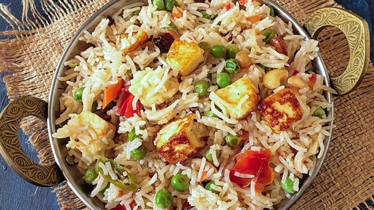 Achari Paneer Polao: অনলাইনে খাবার অর্ডার করতে হবে না