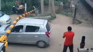 Viral Video: চলন্ত ট্রেনে WWE ফাইটিং, ফোন ক্যামেরা অন করে মজা লুটলেন যাত্রীরা!