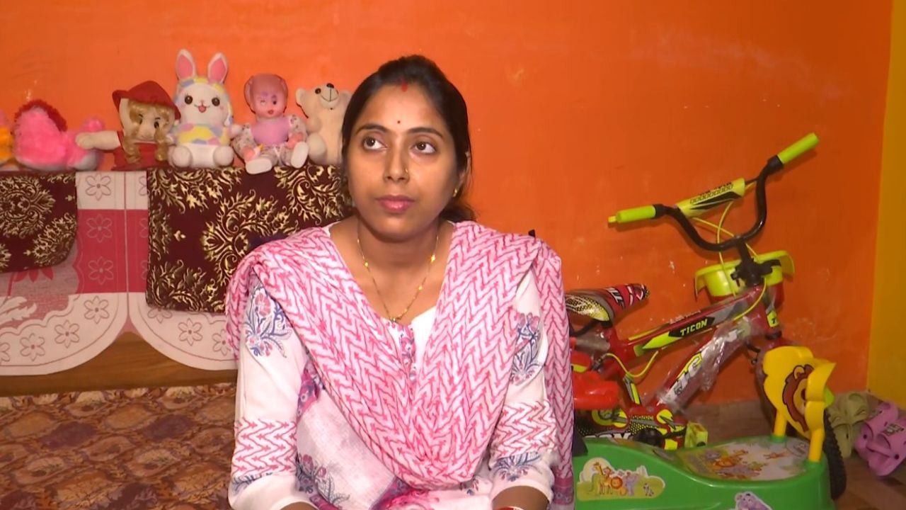 Teacher Job: পড়ুয়াদের শেখাব কীভাবে লড়াই করতে হয়, চাকরির নিয়োগ পত্র নিতে কলকাতায় গেলেন অনামিকা Teacher Job: পড়ুয়াদের শেখাব কীভাবে লড়াই করতে হয়, চাকরির নিয়োগ পত্র নিতে কলকাতায় গেলেন অনামিকা