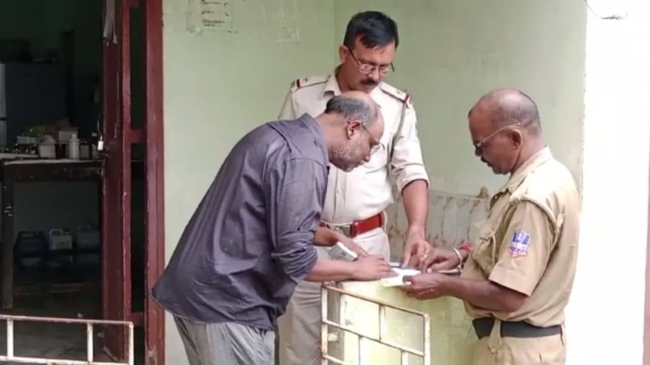 Accident: পোষ্যকে পিষে দেয় লরি, মৃত সারমেয়র ময়নাতদন্ত করালেন মালিক