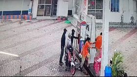 পেট্রোল পাম্পে দুষ্কৃতী হানা, বন্দুক উঁচিয়ে পর পর গুলি পেট্রোল পাম্পে দুষ্কৃতী হানা, বন্দুক উঁচিয়ে পর পর গুলি
