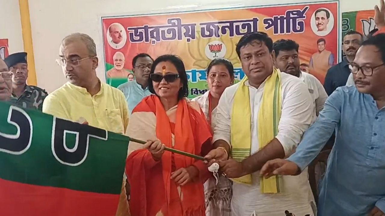 Dhupguri By Election: ধূপগুড়িতে বড় ধাক্কা তৃণমূলের, অভিষেকের সভায় থেকেও বিজেপিতে যোগ মিতালীর