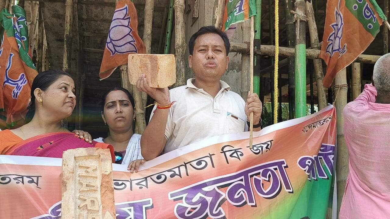 BJP in South Dinajpur: মান ভাল নয় ইট-বালি-সিমেন্টের, অভিযোগে সরকারি কাজ আটকে দলীয় পতাকা ঝুলিয়ে দিল বিজেপি