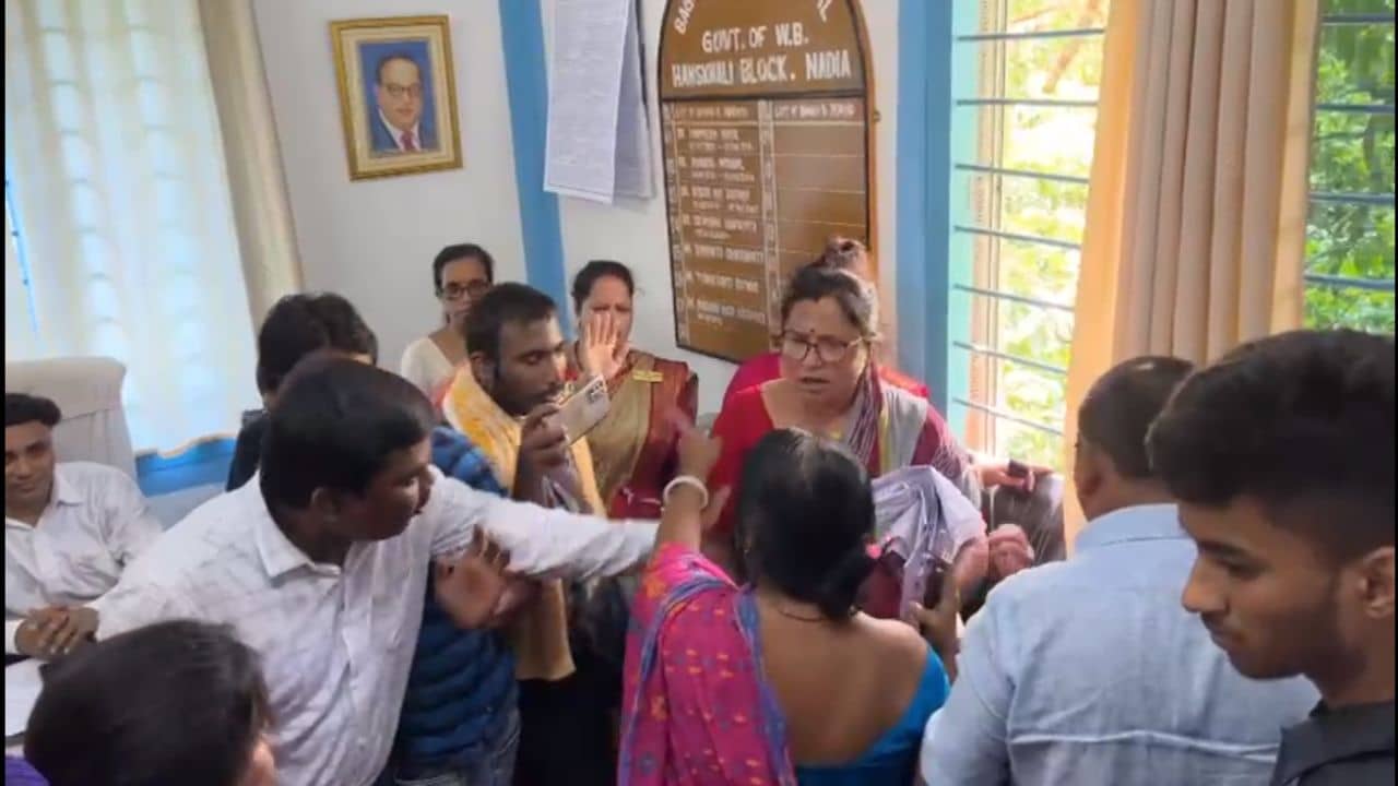 JU Student Death: বিক্রি হয়ে গিয়েছেন, চাকরিতে যোগ দিতে গিয়ে বিক্ষোভের মুখে যাদবপুরের মৃত পড়ুয়ার বাবা-মা