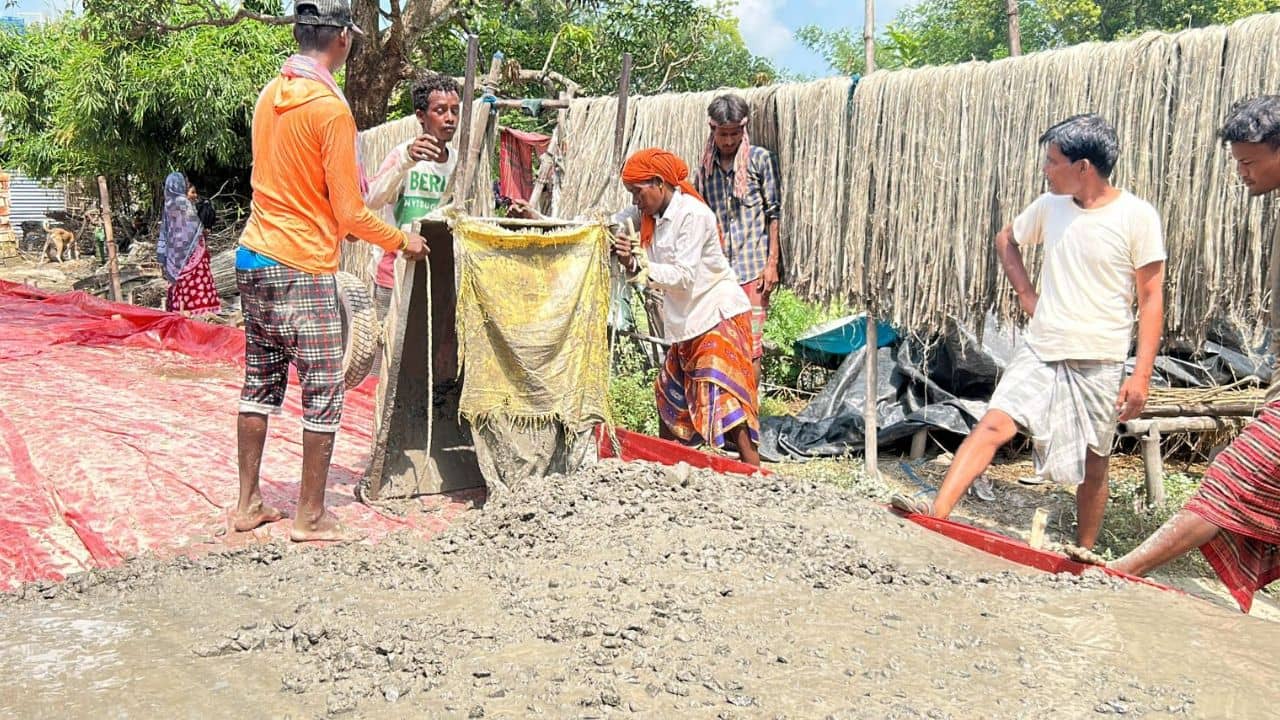 Balurghat: পথশ্রী প্রকল্পে নিম্নমানের সামগ্রী দিয়ে কাজ, বন্ধ করতে গেলে বচসা তৃণমূল নেতার সঙ্গে