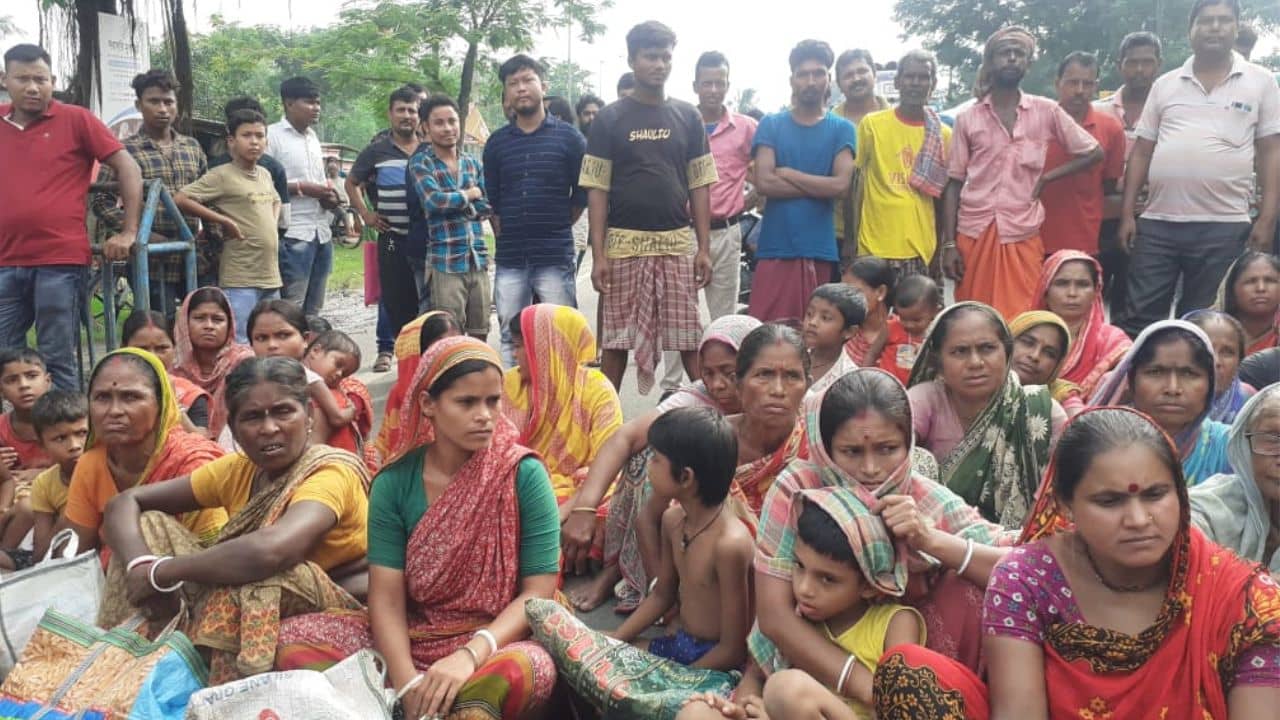 Balurghat: বন্যা বিধ্বস্ত বালুরঘাটে জুটছে না খাবার, পঞ্চায়েত প্রধানকে আটকে রেখে বিক্ষোভ