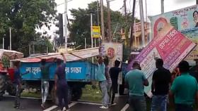 পুজোর আগেই সরছে ফ্লেক্স পুজোর আগেই সরছে ফ্লেক্স