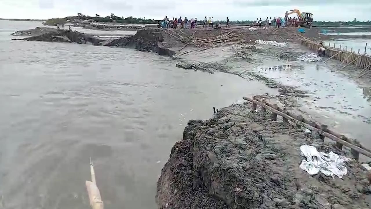 Basirhat News: ৩০০ ফুটের বাঁধ ভাঙল