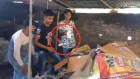 ভাঙাচোরার দোকানে মিলল আধার কার্ড, প্রশ্নের মুখে পোস্ট অফিসের ভূমিকা ভাঙাচোরার দোকানে মিলল আধার কার্ড, প্রশ্নের মুখে পোস্ট অফিসের ভূমিকা
