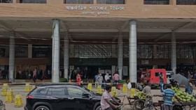 বেনাপোল স্থলবন্দর দিয়ে ভারতে যাতায়াত করা বাংলাদেশির সংখ্যা কমছে, কেন? বেনাপোল স্থলবন্দর দিয়ে ভারতে যাতায়াত করা বাংলাদেশির সংখ্যা কমছে, কেন?