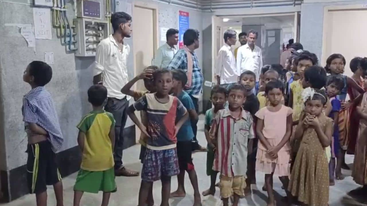 Rampurhat Medical College: হস্টেলের খাবার খেতেই বমি, ১৫০ স্কুল পড়ুয়াকে আনা হল মেডিক্যাল কলেজে