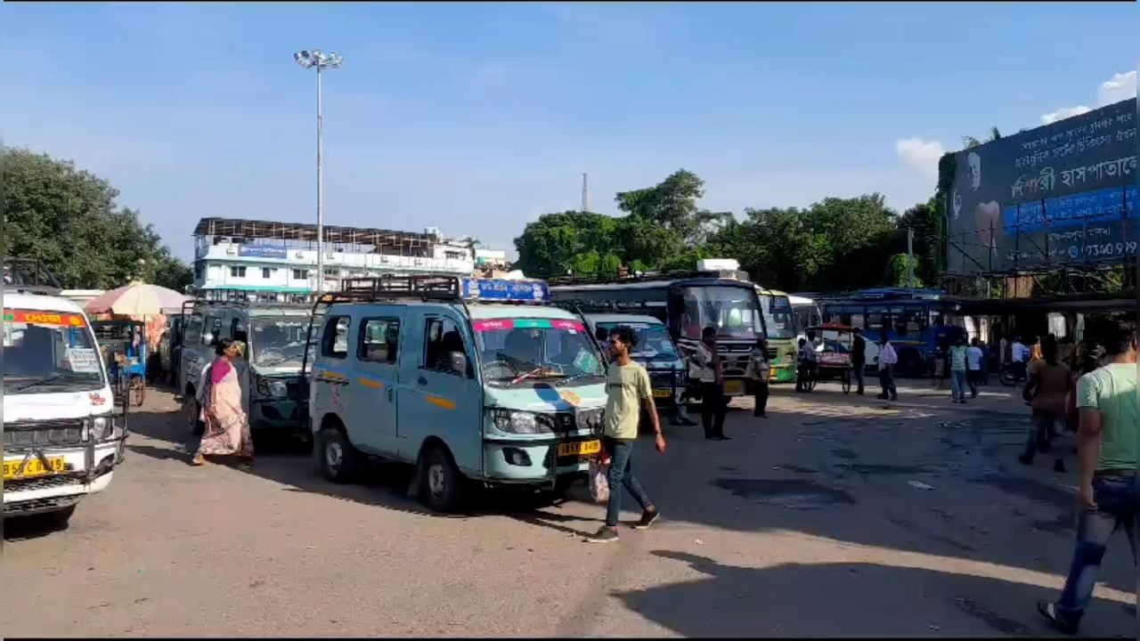 North Dinajpur News: টোটোর থোড়াই কেয়ার, প্রতিবাদে বন্ধ বাস!