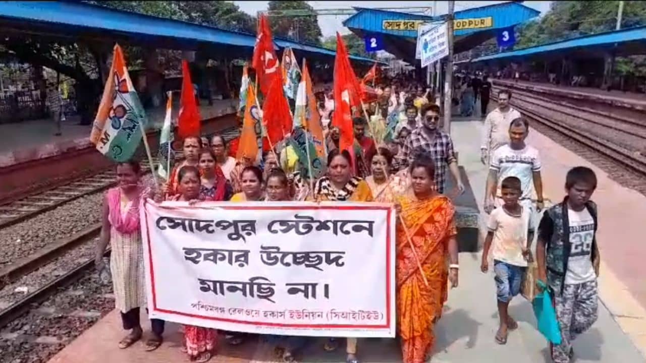 Sodepur: বৃহৎ স্বার্থে একসঙ্গে মিছিল লাল ঝান্ডা-ঘাসফুল শিবিরের, ফিশ-ফ্রাই তত্ত্ব মনে করাচ্ছে বিজেপি