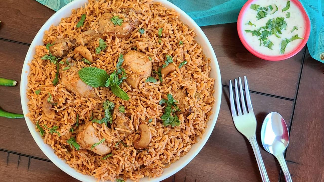 Chicken Yakhni Pulao Recipe: বাড়িতেই বানান চিকেন আখনি পোলাও!