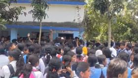 চোপড়ার স্কুলে ইংরাজি শিক্ষককে ফেরাতে আন্দোলেনে পড়ুয়ারা চোপড়ার স্কুলে ইংরাজি শিক্ষককে ফেরাতে আন্দোলেনে পড়ুয়ারা