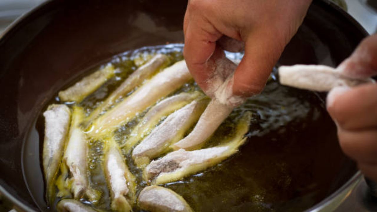 এবার সরষের তেলের মধ্যে মাছ দিয়ে হালকা করে ভেজে নিন। তেল খুব গরম হলে তবেই মাছ দেবেন। এমনিই মৌরলা মাছ খুব হালকা। তাই খেয়াল রাখবেন যেন ভেঙে না যায়