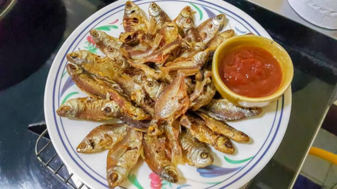 এবার মাছ তুলে ওই তেলে সরষে শুকনো লঙ্কা ফোড়ন দিয়ে নাড়িয়ে চাড়িয়ে নিয়ে হাফ চামচ রাঁধুনি মিশিয়ে দিন। রাঁধুনি মিশলে টকের স্বাদ খুব ভাল হয়। এরপর পেঁয়াজ কুচি আর সামান্য নুন দিয়ে ভেজে নিতে হবে