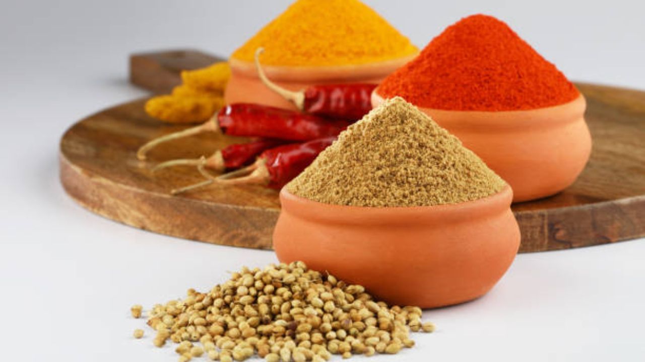 মশলা যাতে পুড়ে না যায় তার জন্য সামান্য জল দিয়ে ঢাকা দিয়ে ২ মিনিট রাখুন। এরপর পাঁচটা চেরা কাঁচালঙ্কা ও ভাজা মাছ মিশিয়ে এক কাপ জল দিন। স্বাদমতো নুন-চিনি দিন। সব খুব ভাল করে একবার মিশিয়ে নিন 