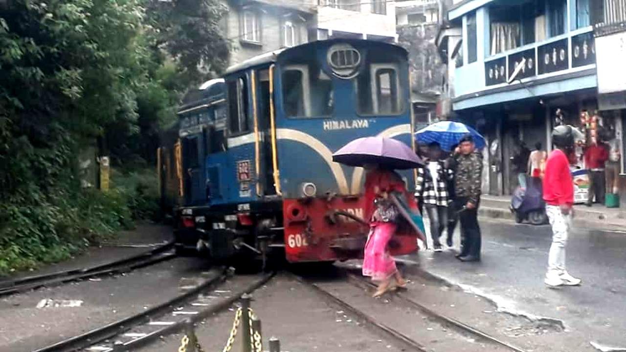 Toy Train in Darjeeling: সকাল থেকে প্রবল বর্ষণ দার্জিলিংয়ে, দুর্যোগের মধ্যে ঘুম স্টেশনের কাছে লাইনচ্যুত টয়ট্রেন