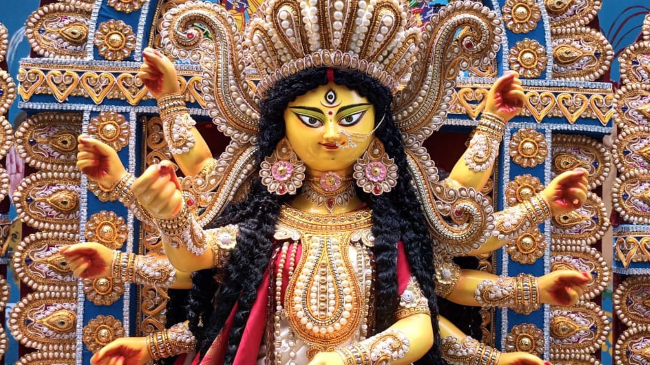 Durga Puja: সাংহাই, আবুধাবিতেও যাচ্ছে কুমোরটুলির দুর্গাপ্রতিমা, আগমনীর জন্য সেজে উঠছে প্রবাসও Durga Puja: সাংহাই, আবুধাবিতেও যাচ্ছে কুমোরটুলির দুর্গাপ্রতিমা, আগমনীর জন্য সেজে উঠছে প্রবাসও
