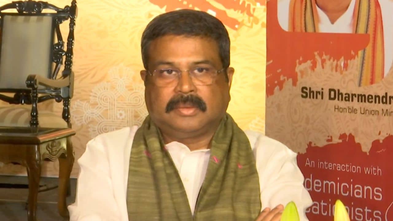 Dharmendra Pradhan: দোটানা নয়, সঠিক দিশায় চলুন, VC-দের বার্তা কেন্দ্রীয় শিক্ষামন্ত্রীর