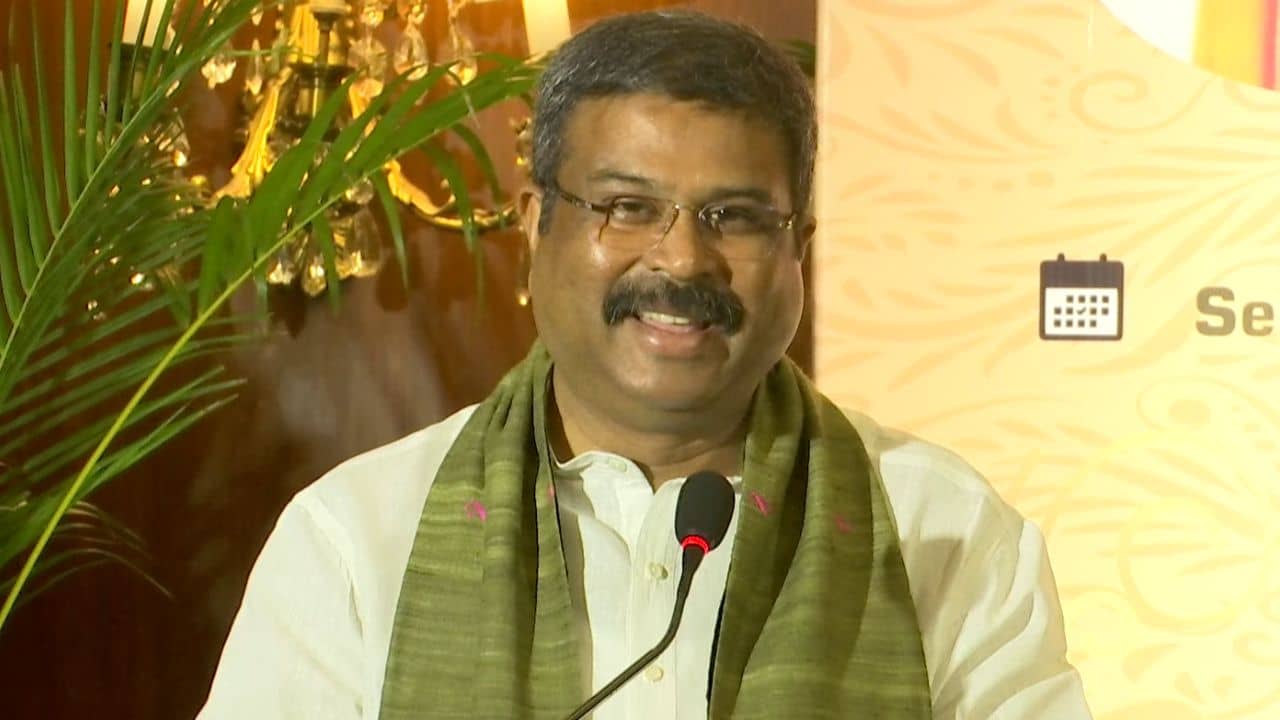 Dhramendra Pradhan: রাজ্যের শিক্ষানীতি ডাউনলোড করে পড়ছেন কেন্দ্রীয় শিক্ষামন্ত্রী, ফারাক কি খুঁজে পেলেন?