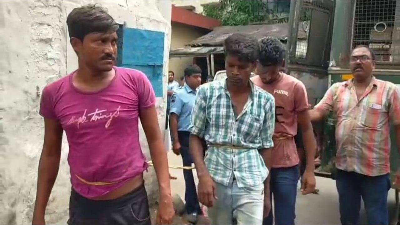 Arms Recovered: জাতীয় সড়কের ধারে জড়ো হওয়ার খবর পেয়েই হানা, অস্ত্র-সহ বমাল গ্রেফতার