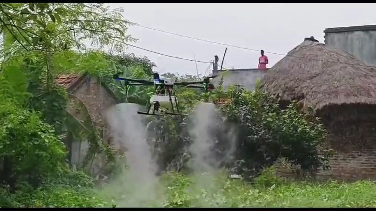 Hooghly Dengue: এবার ড্রোন দিয়ে ছড়ানো হচ্ছে স্প্রে, হুগলিতে ডেঙ্গি রোধে বিশেষ তৎপরতা Hooghly Dengue: এবার ড্রোন দিয়ে ছড়ানো হচ্ছে স্প্রে, হুগলিতে ডেঙ্গি রোধে বিশেষ তৎপরতা