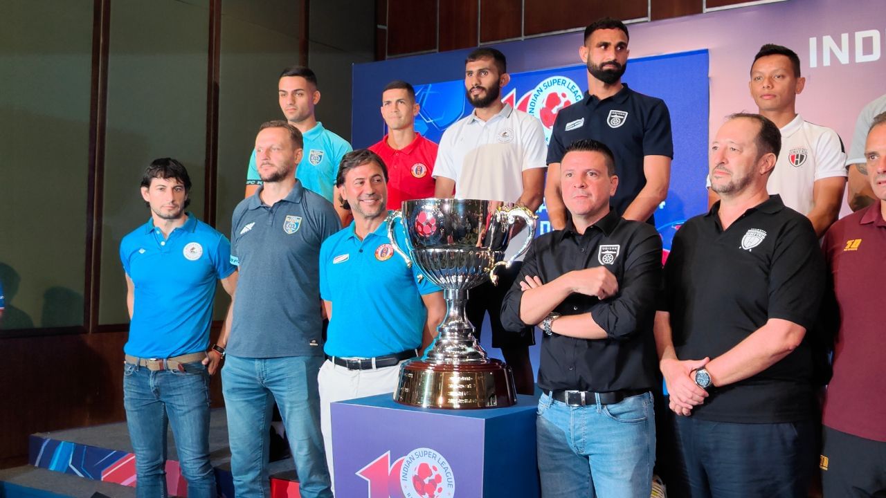 ISL 2023-24: কাউন্টডাউন শুরু, আইএসএল ট্রফির সঙ্গে ফটোসেশনে ইস্ট-মোহনের কোচ-ফুটবলাররা ISL 2023-24: কাউন্টডাউন শুরু, আইএসএল ট্রফির সঙ্গে ফটোসেশনে ইস্ট-মোহনের কোচ-ফুটবলাররা